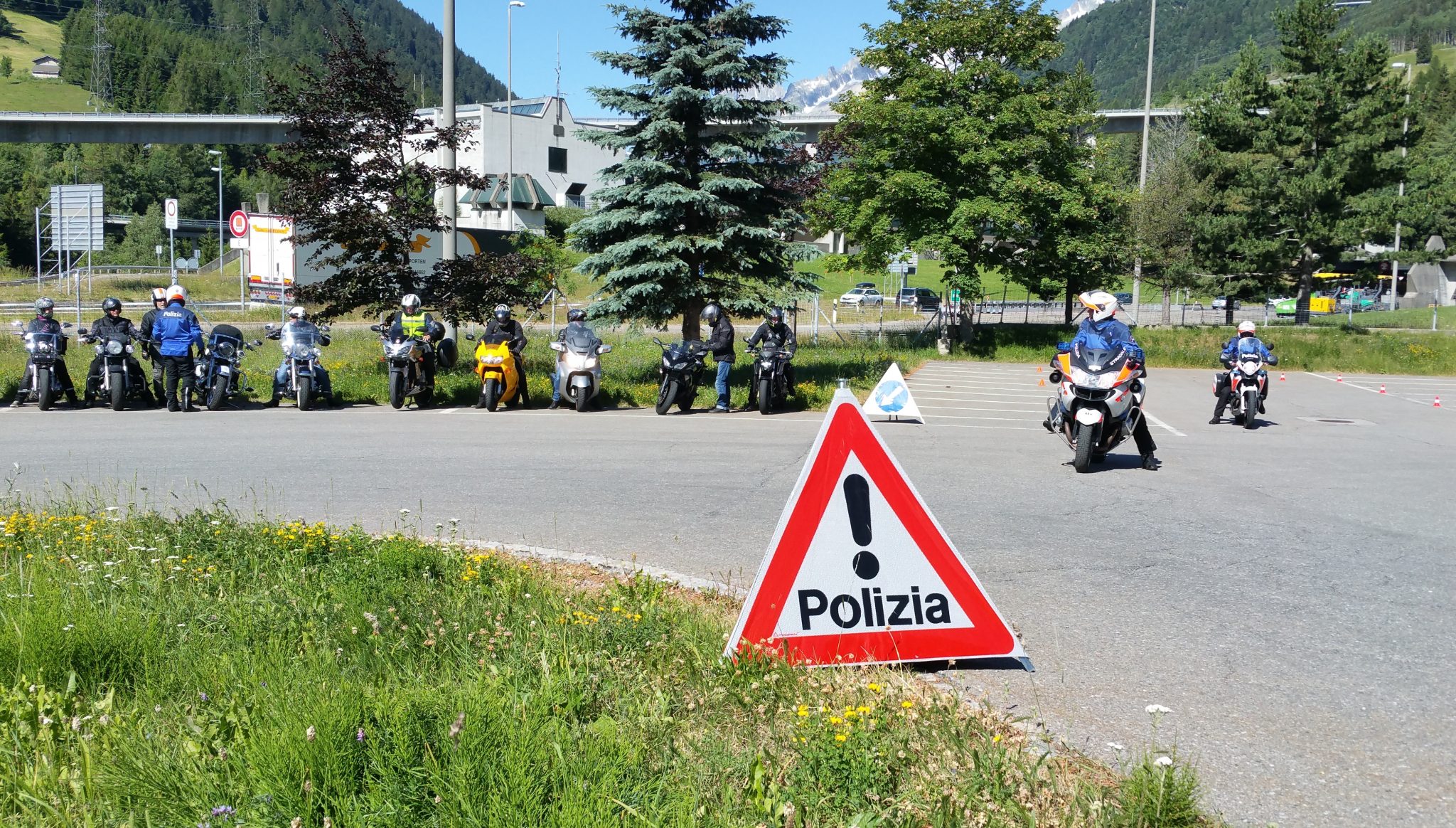 Con testa sulla strada e nei laghi e fiumi
