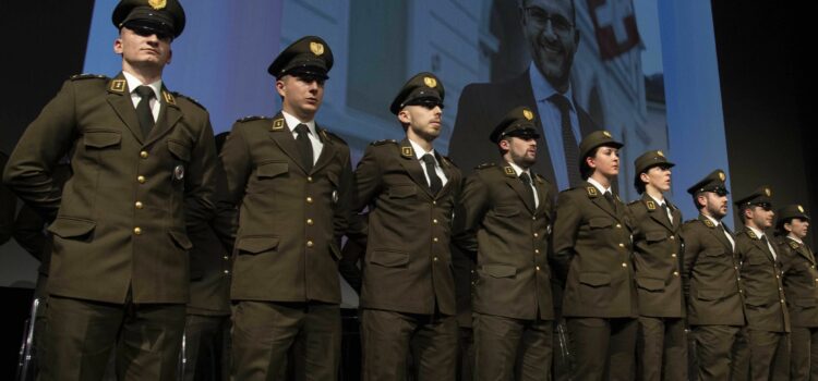 Orgoglioso dei nuovi agenti di Polizia