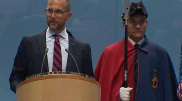 13 agenti di custodia dichiarano fedeltà