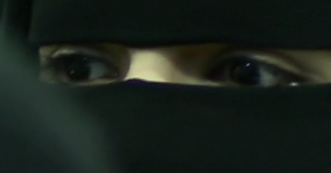 Otto anni di legge anti-burqa: più hooligans che islamici