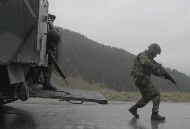 Gli svizzeri chiedono sicurezza con un esercito più forte